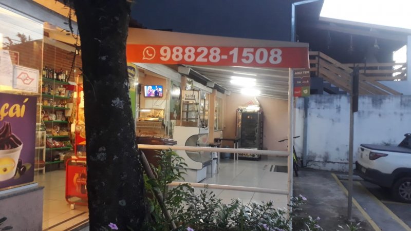 com um centro comercial