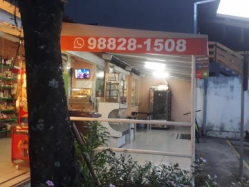 com um centro comercial