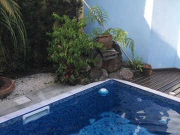 CASA EM CONDOMINIO COM PISCINA 