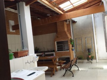 CASA POSSUI EDICULA
